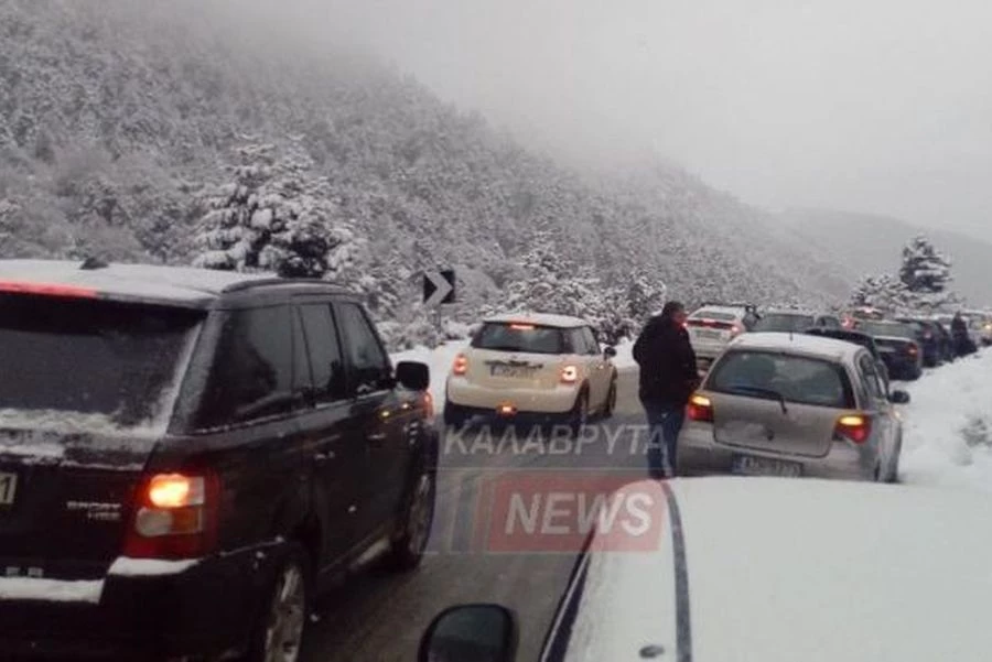 Καραμπόλα 20 οχημάτων στα Καλάβρυτα λόγω παγετού – Κυκλοφοριακό κομφούζιο (εικόνες)